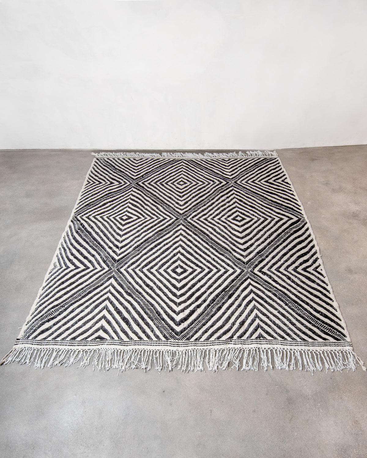 Modern, handcrafted Berber rug from Morocco. Flat-woven Kelim carpet in black and white design. Made of 100% wool.